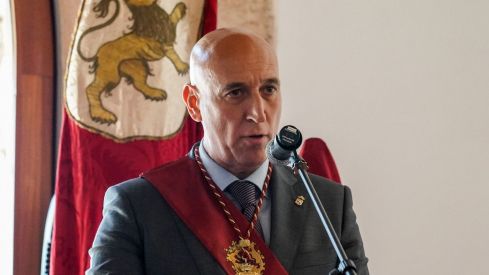 Título de Hijo Adoptivo al cónsul honorario de España en Washington | Campillo / ICAL