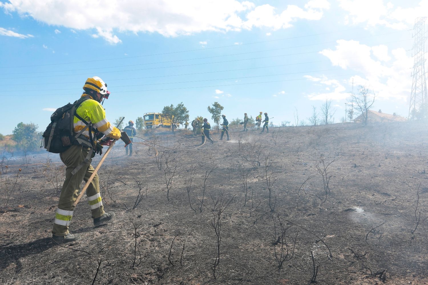 Incendio en las inmediaciones de una urbanización del municipio de Villaquilambre | Campillo 