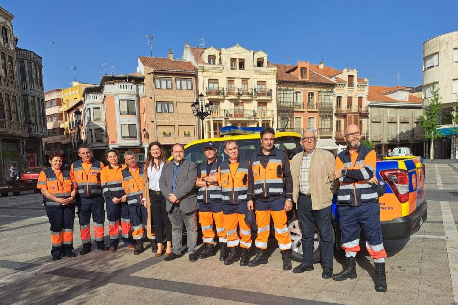 La Bañeza recibe un nuevo vehículo de apoyo para Protección Civil