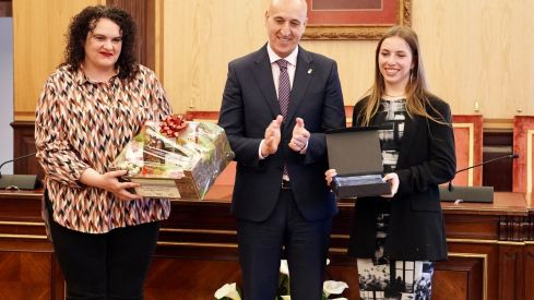 El Ayuntamiento de León distingue el compromiso de Beatriz García con el IX Premio a la Labor por el Comercio Justo