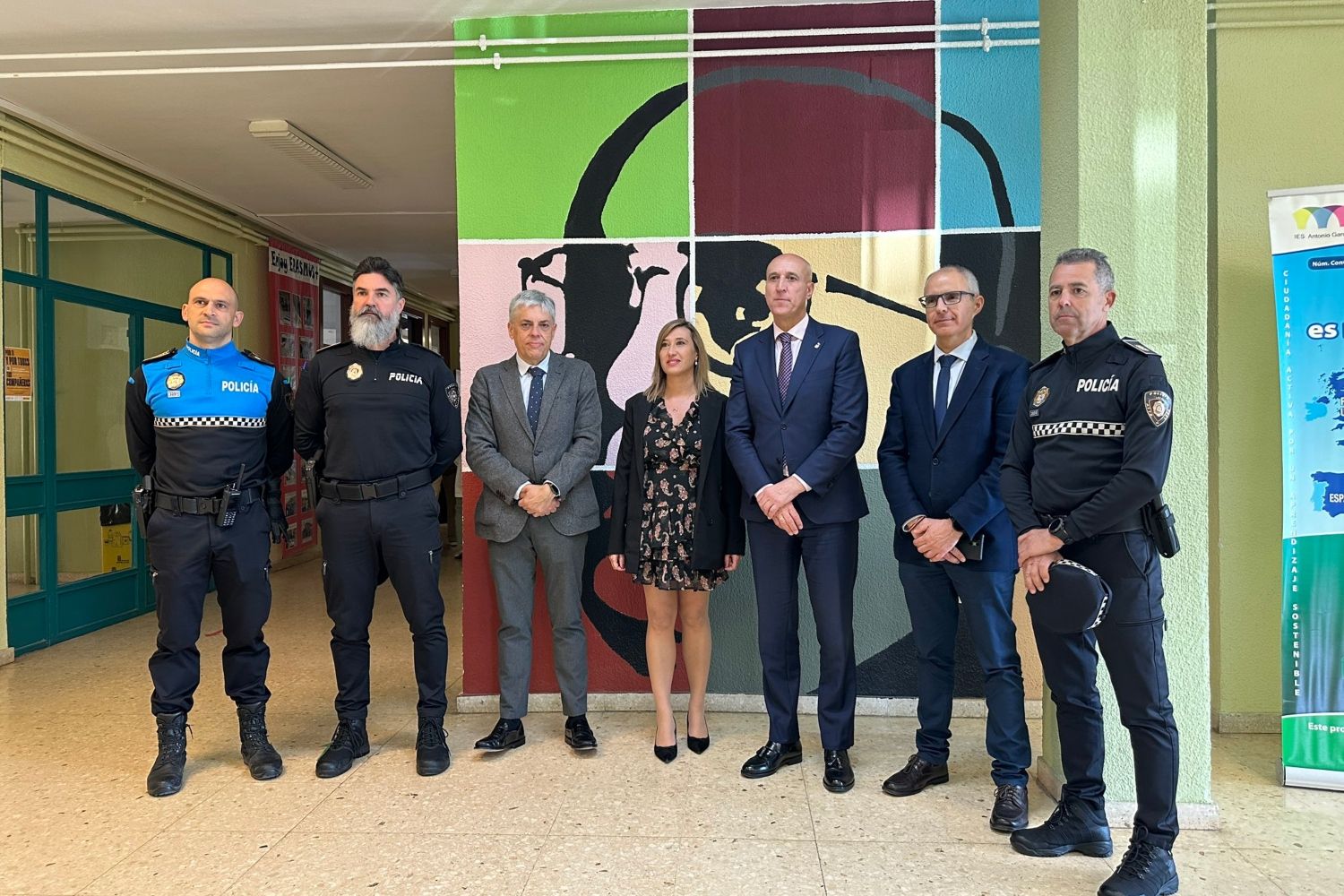 El grupo Paidos de la Policía Local de León recibe el Premio Concordia del IES García Bellido