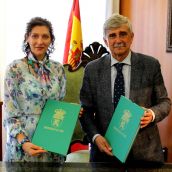 La Presidenta del Instituto de Estudios del Órbigo y el Rector de la ULE posan con el acuerdo firmado