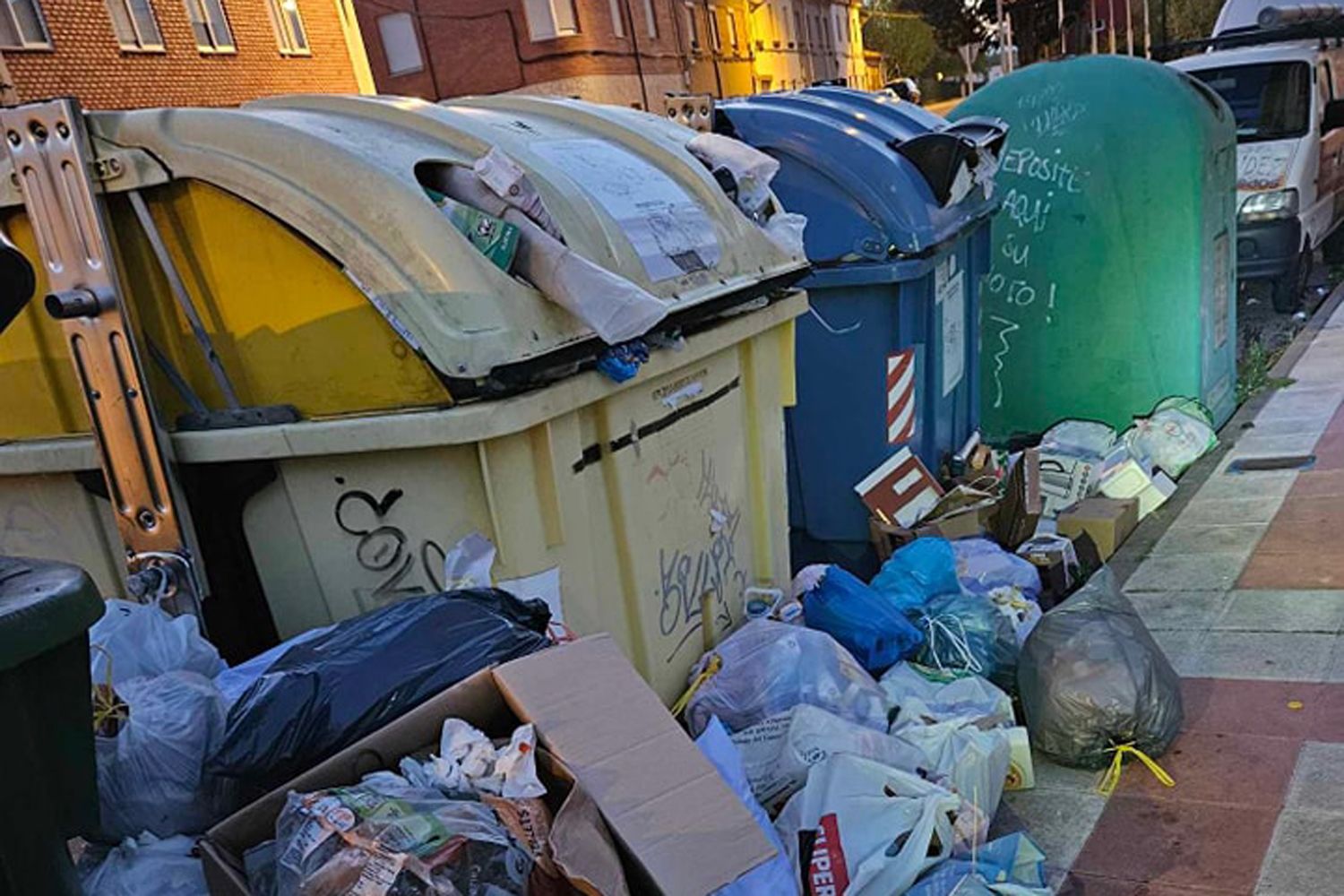 Acumulación de basura en los contenedores de San Andrés del Rabanedo | Foto: (FB) Trobajo del Camino