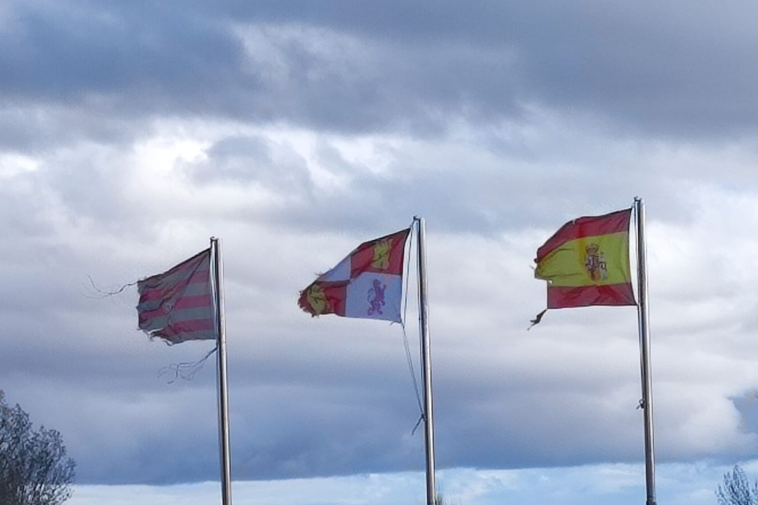 UPL denuncia la retirada de la bandera de León en el Ayuntamiento de Valdefresno “en vísperas de Villalar”
