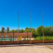 Mástiles de las banderas retiradas en Valdefresno (León)