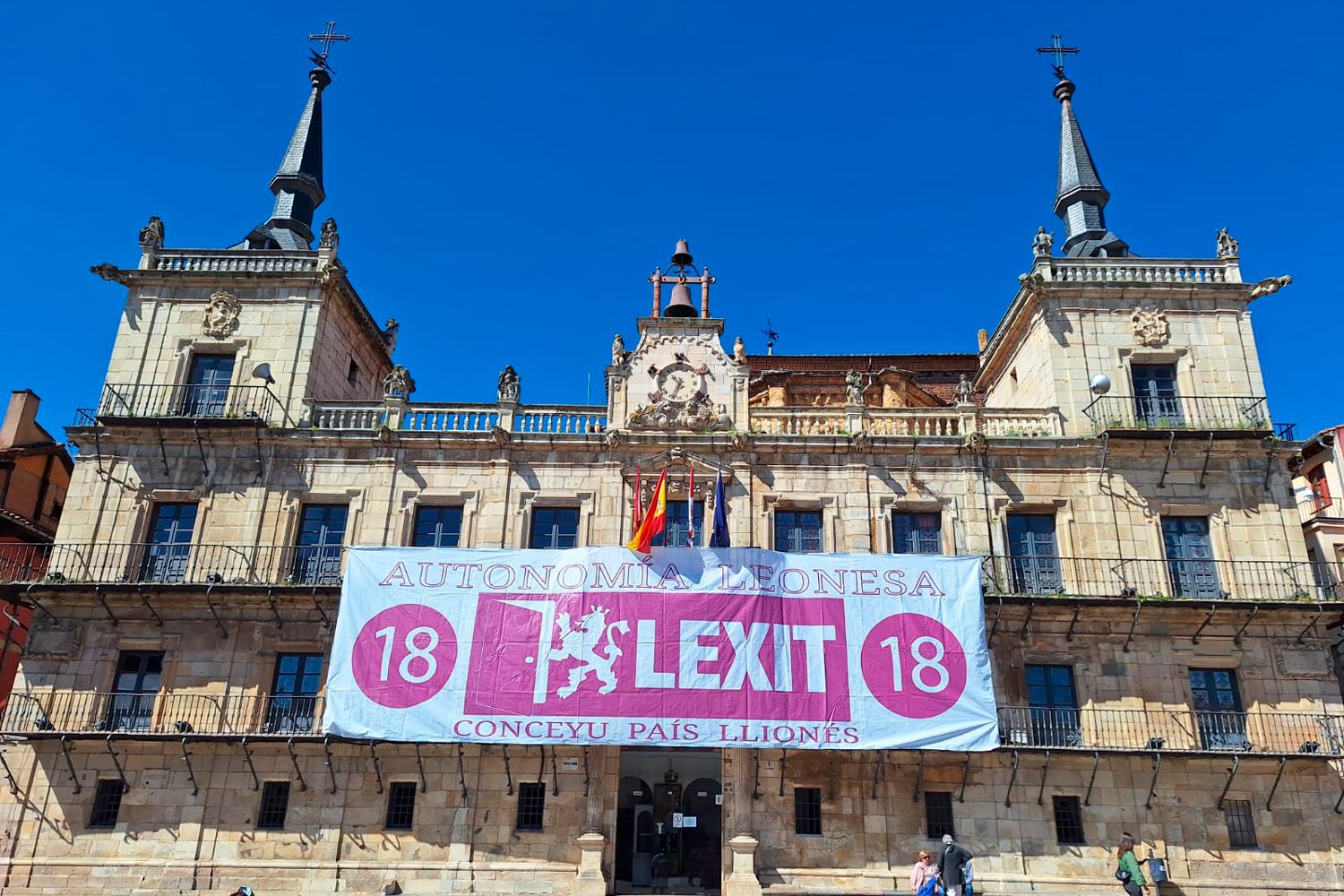 La Plaza Mayor de León vuelve a lucir la pancarta del 'LEXIT' reclamando la autonomía leonesa
