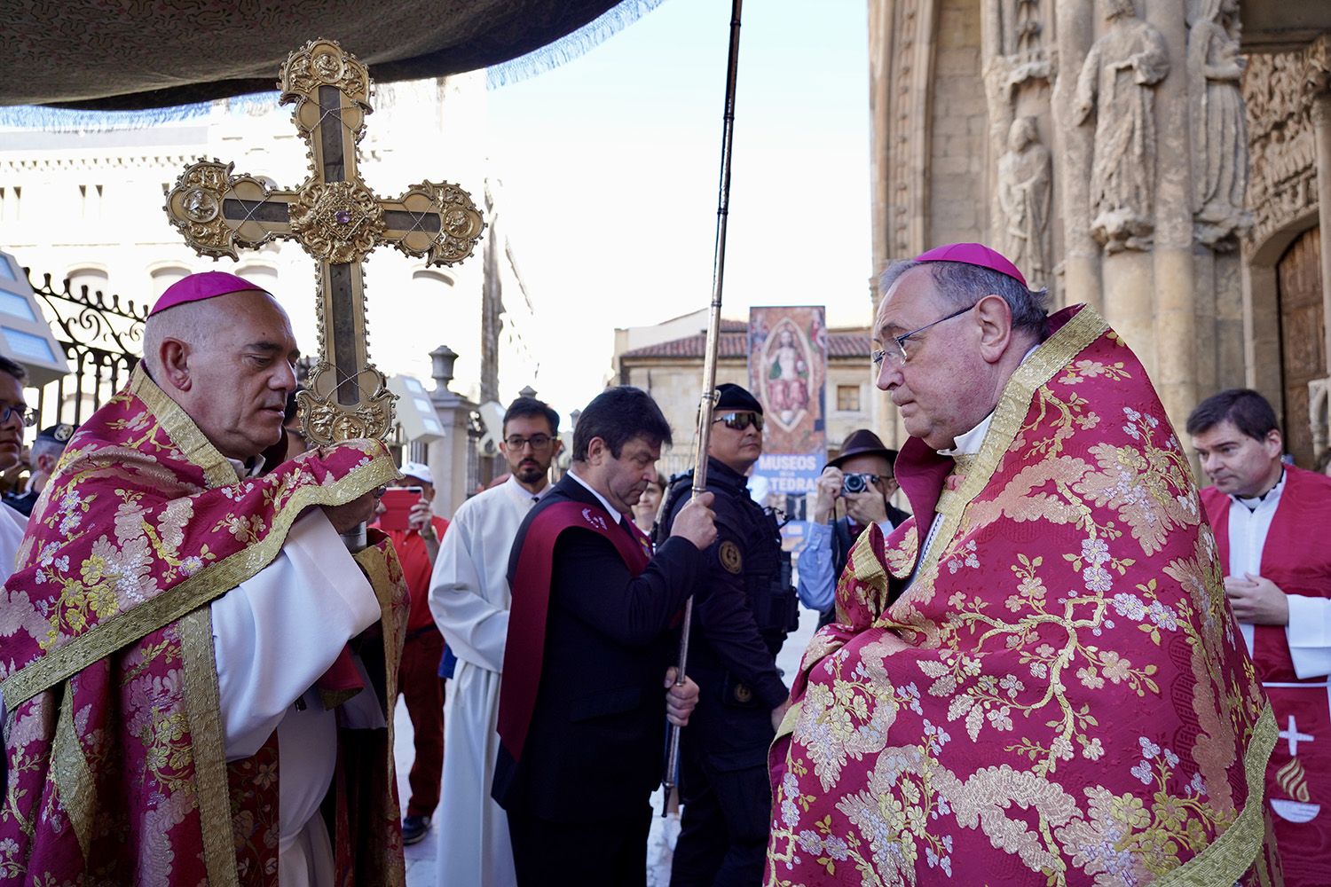 La Lignum crucis de Santo Toribio de Liébana recala en León en su peregrinación a Astorga