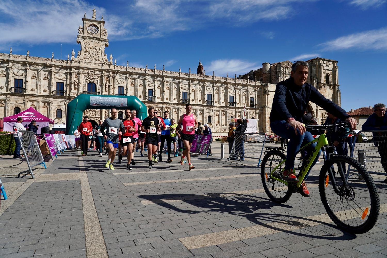 Carrera popular y marcha familiar por el Día de Castilla y León | Campillo / ICAL