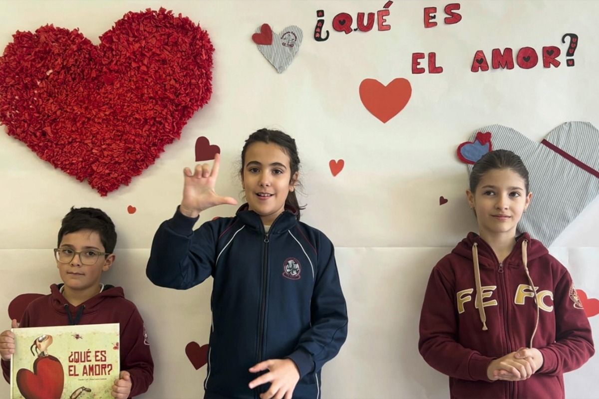 Los alumnos del Colegio La Anunciata de León celebran el Día del Libro con un cuento en lengua de signos