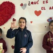 Los alumnos del Colegio La Anunciata de León celebran el Día del Libro con un cuento en lengua de signos