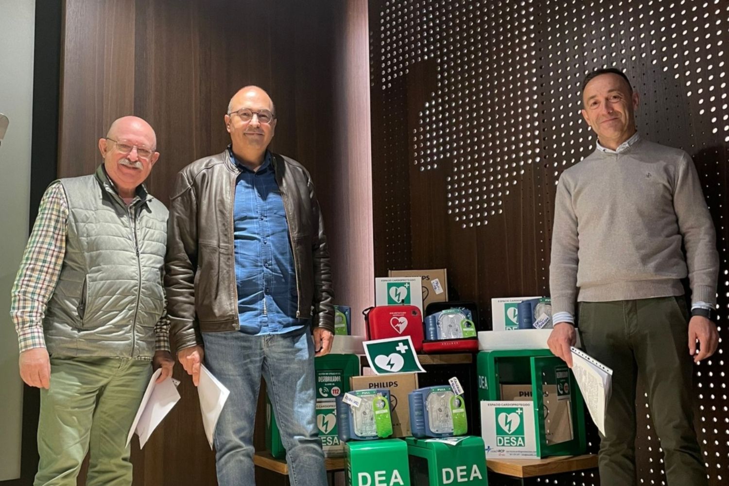 'Astorga Solidaria y Amiga' dona seis desfibriladores a la ciudad