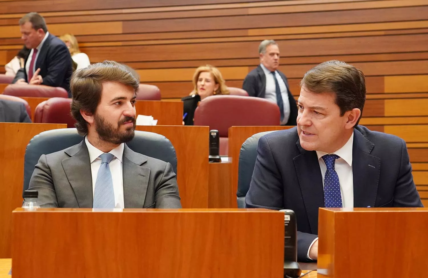 Miriam Chacón, ICAL. El presidente de la Junta de Castilla y León, Alfonso Fernández Mañueco, junto al vicepresidente de la Junta, Juan García Gallardo, en el Pleno de las Cortes