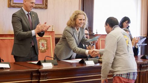 La infanta Elena entrega los diplomas de un curso de Salud Mental León y la Fundación Mapfre