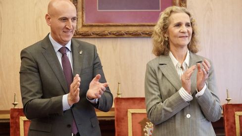 La infanta Elena entrega los diplomas de un curso de Salud Mental León y la Fundación Mapfre