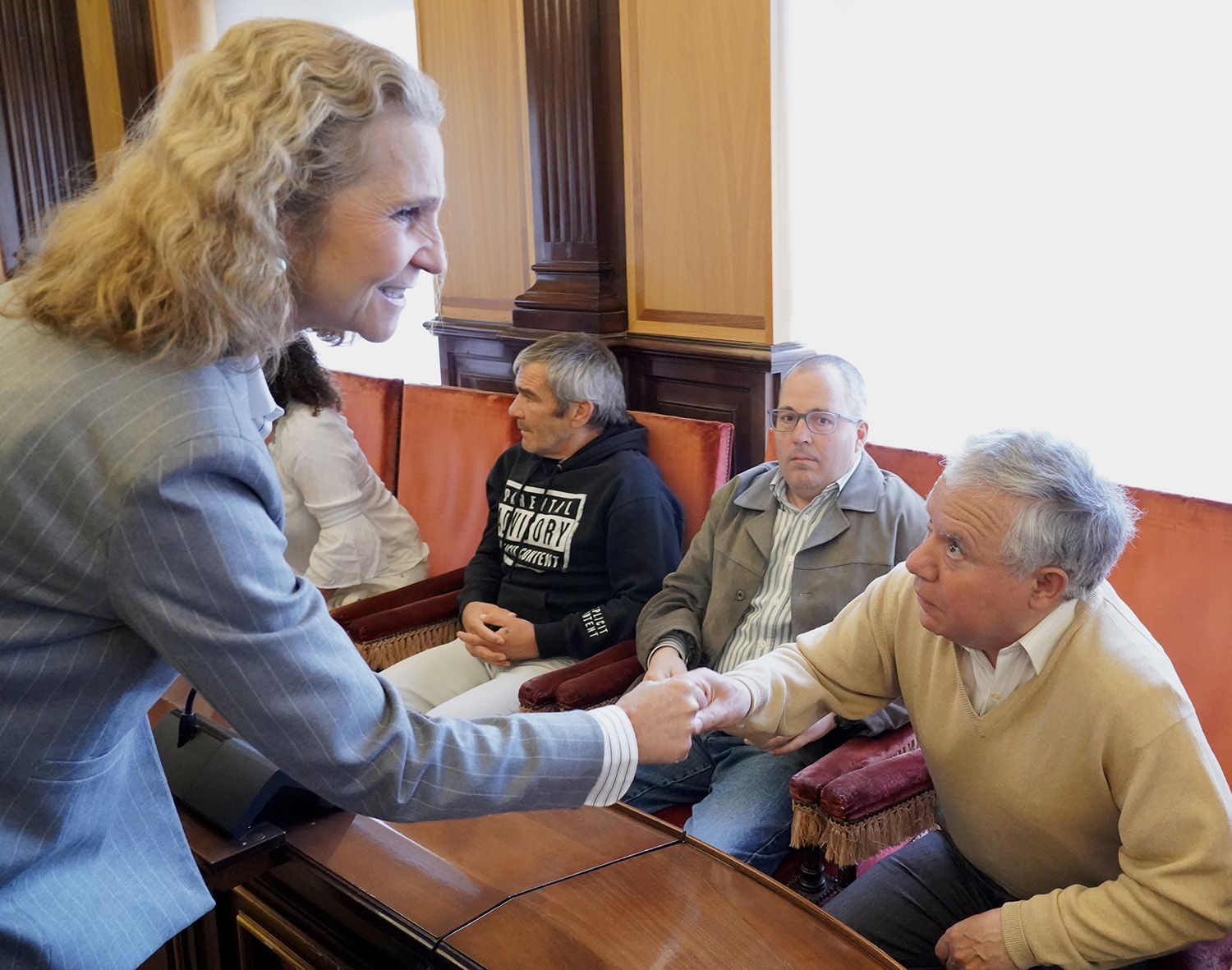 La infanta Elena entrega los diplomas de un curso de Salud Mental León y la Fundación Mapfre