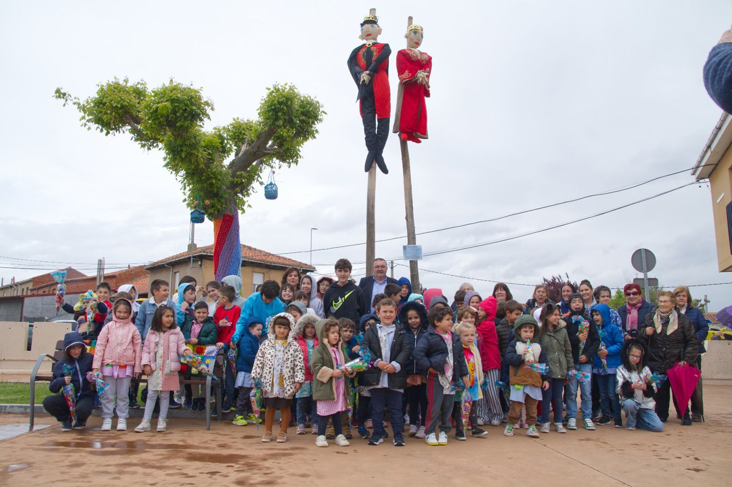 Sariegos y el resto de localidades del municipio 'pinan sus mayos' en el último día de abril