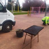 San Andrés del Rabanedo renueva los alcorques de 200 árboles reciclando caucho de los parques infantiles