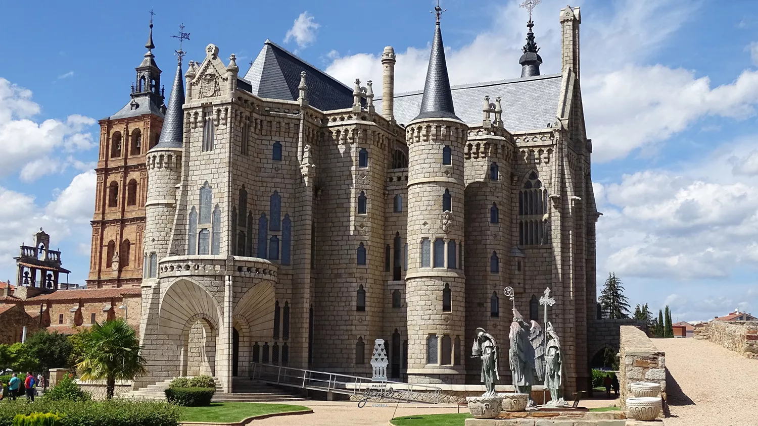 Palacio de Gaudí.