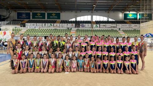 Las ginmastas del Club Ritmo de León durante la celebración del Campeonato Provincial de Gimnasia Rítmica en Ponferrada  