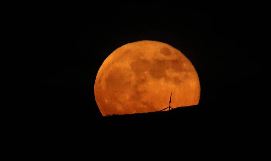 'Superluna de las flores' vista desde el Bierzo