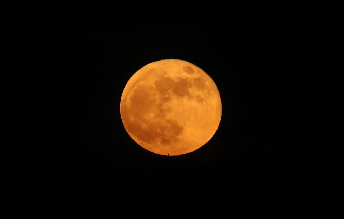 'Superluna de las flores' vista desde el Bierzo