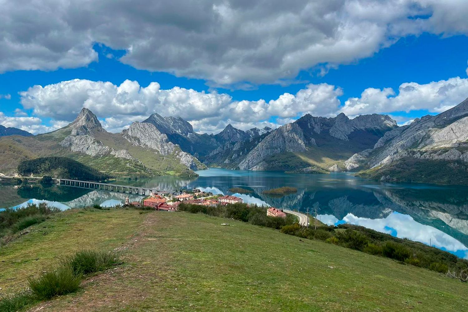 Embalse de Riaño, al fondo el Pico Gilbo