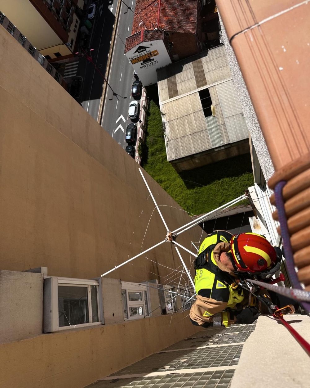 Los bomberos de León acceden a una vivienda en una complicada operación tras un incidente sanitario (1)
