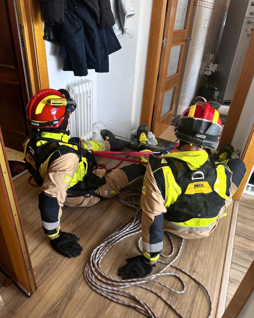 Los bomberos de León acceden a una vivienda en una complicada operación tras un incidente sanitario