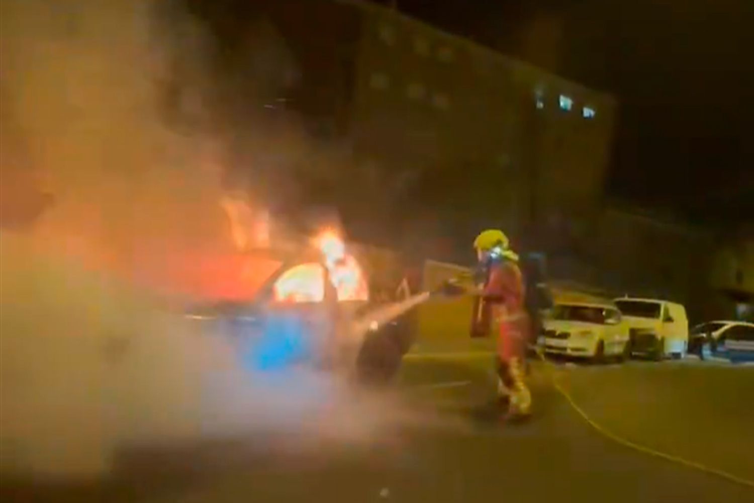 Así actuaron los Bomberos de León ante el incendio de un coche en Trobajo del Camino