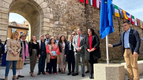 León celebra el Día de Europa con la lectura de los Decreta en la calle Carreras