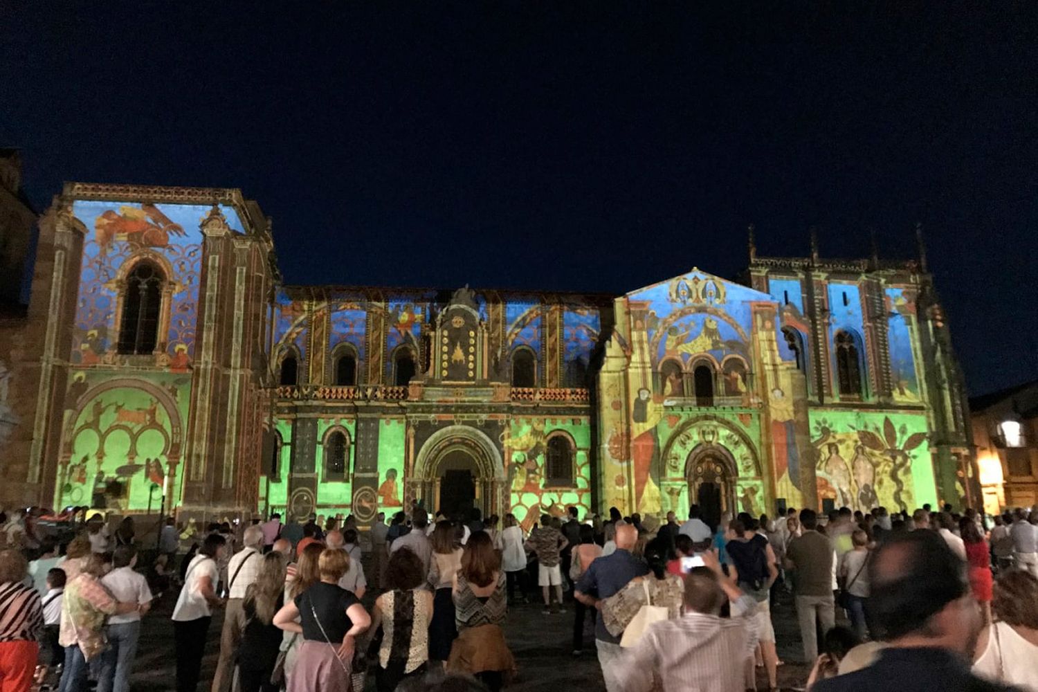 Regresan las proyecciones artísticas en la fachada de la Basílica de San Isidoro de León
