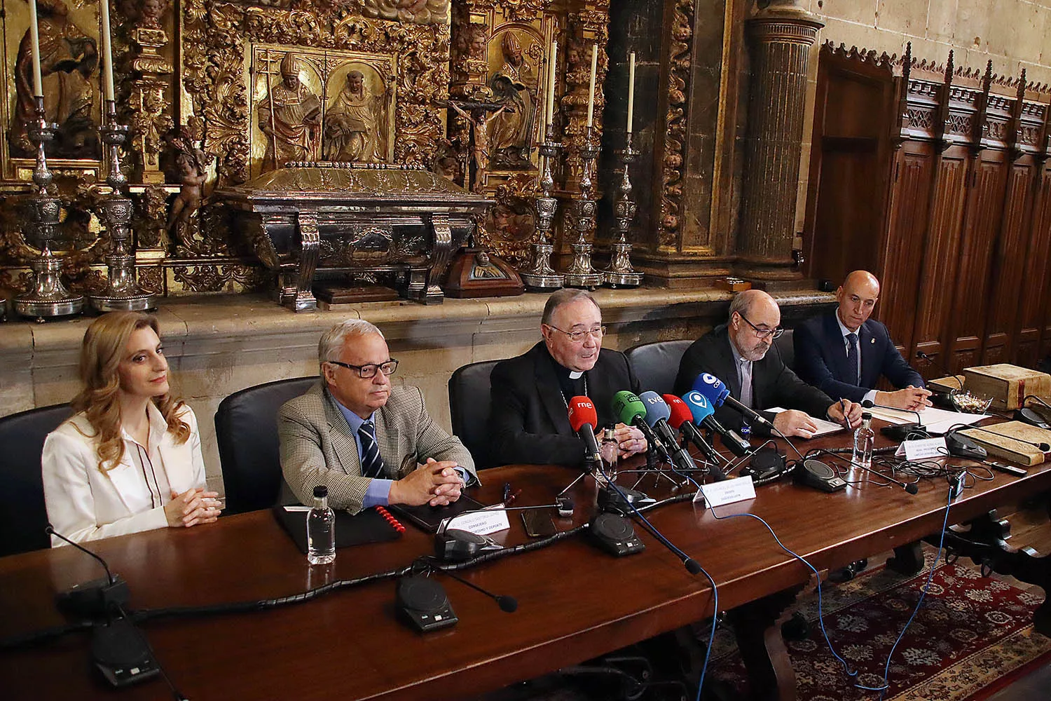 Firma de un protocolo sobre la documentación Catedral León1