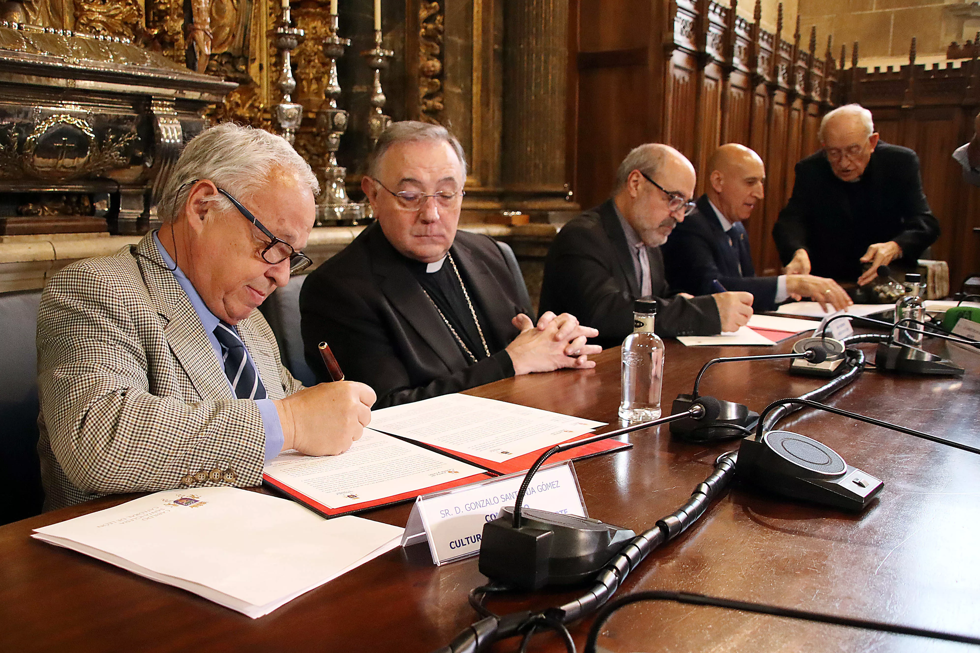 Firma de un protocolo sobre la documentación Catedral León2