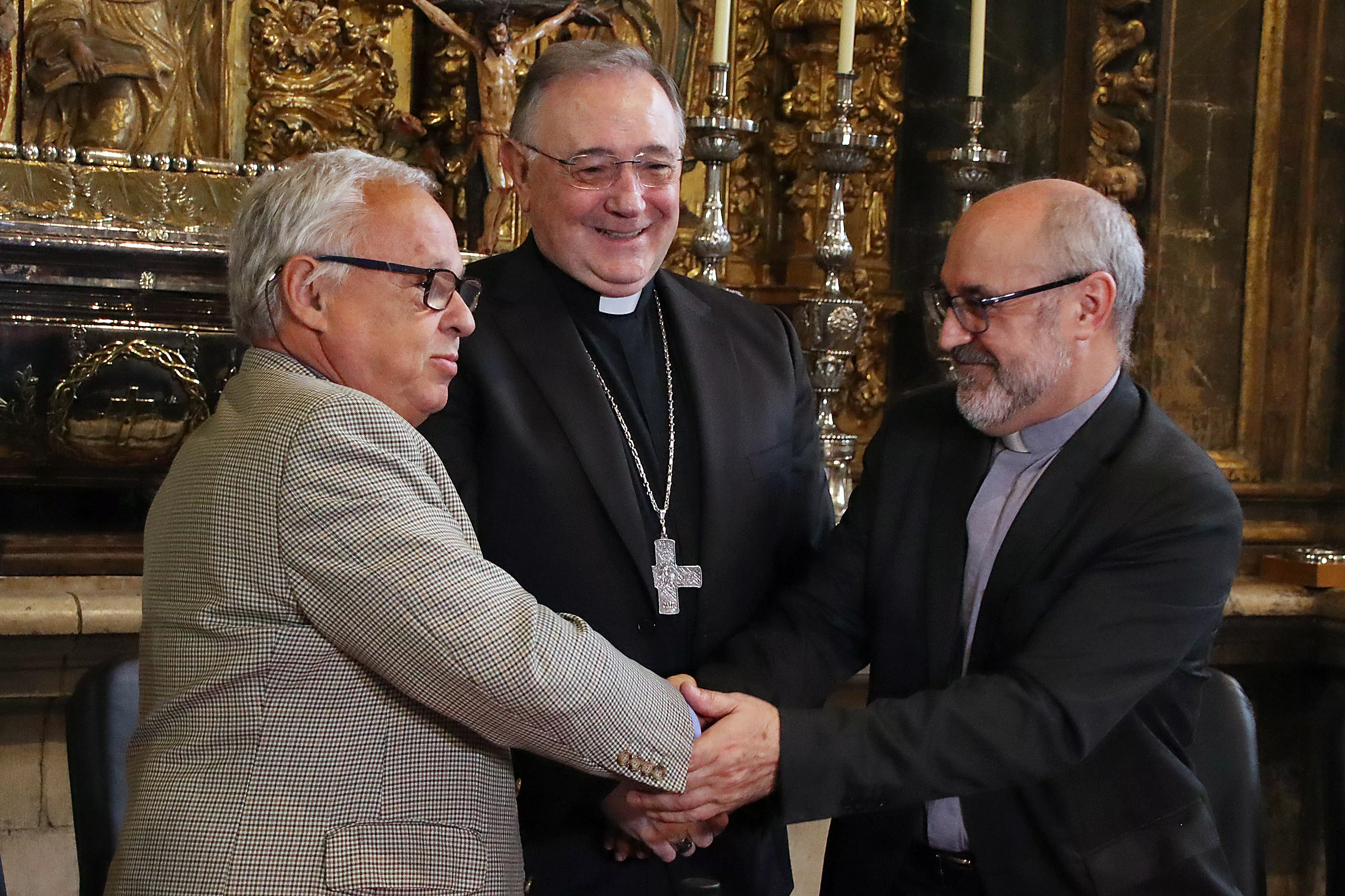 Firma de un protocolo sobre la documentación Catedral León3