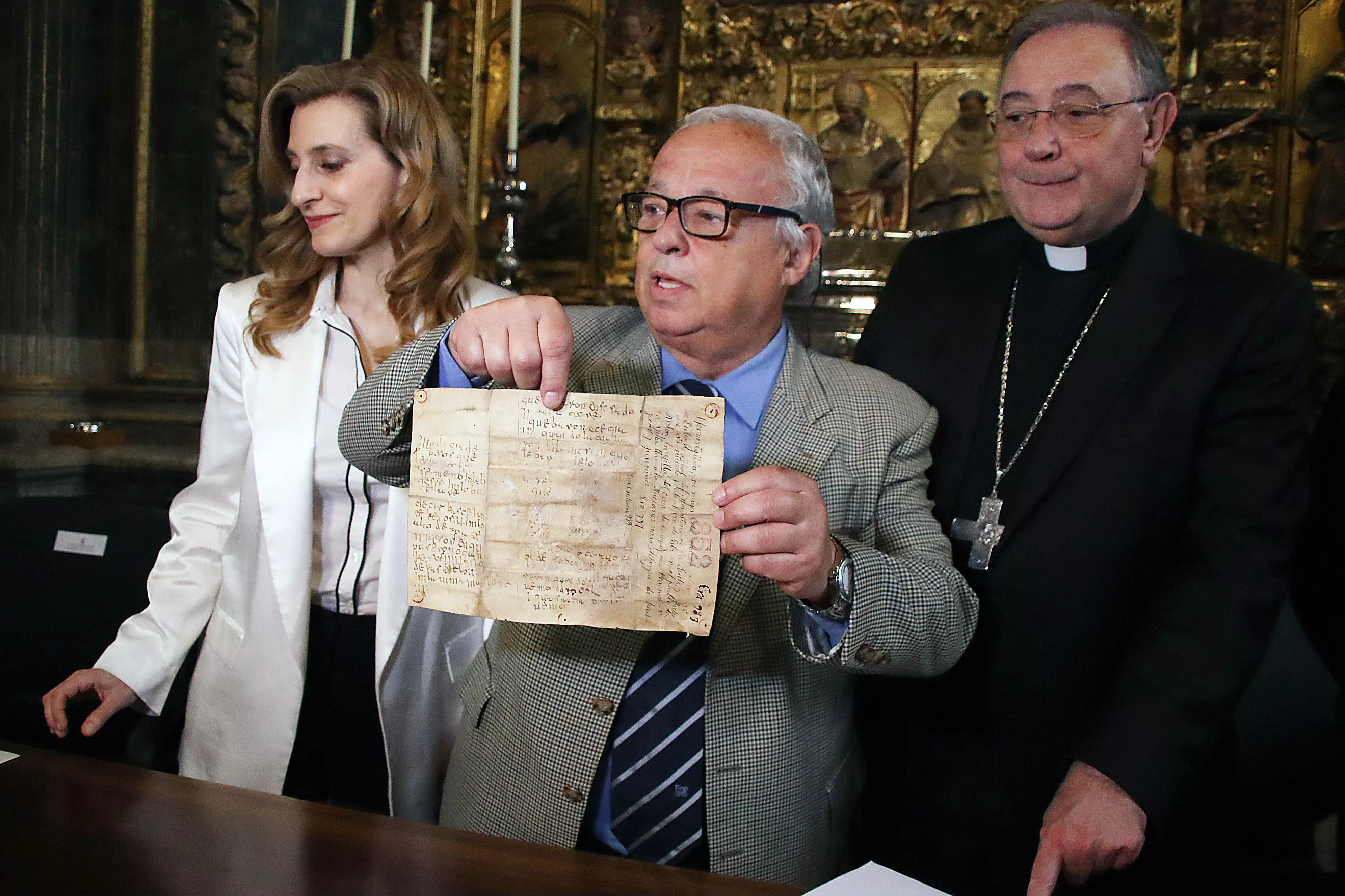 Firma de un protocolo sobre la documentación Catedral León5