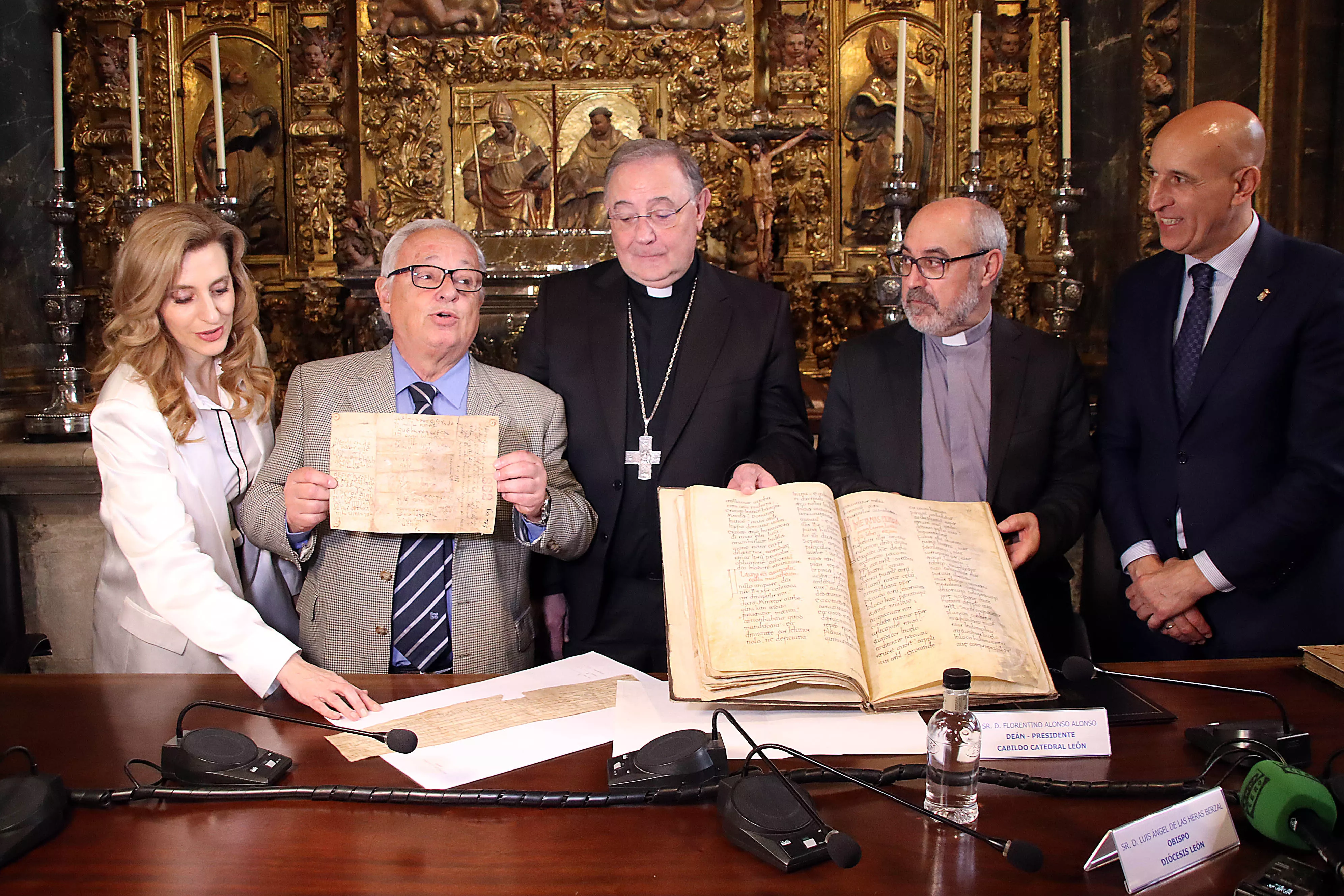 Firma de un protocolo sobre la documentación Catedral León6