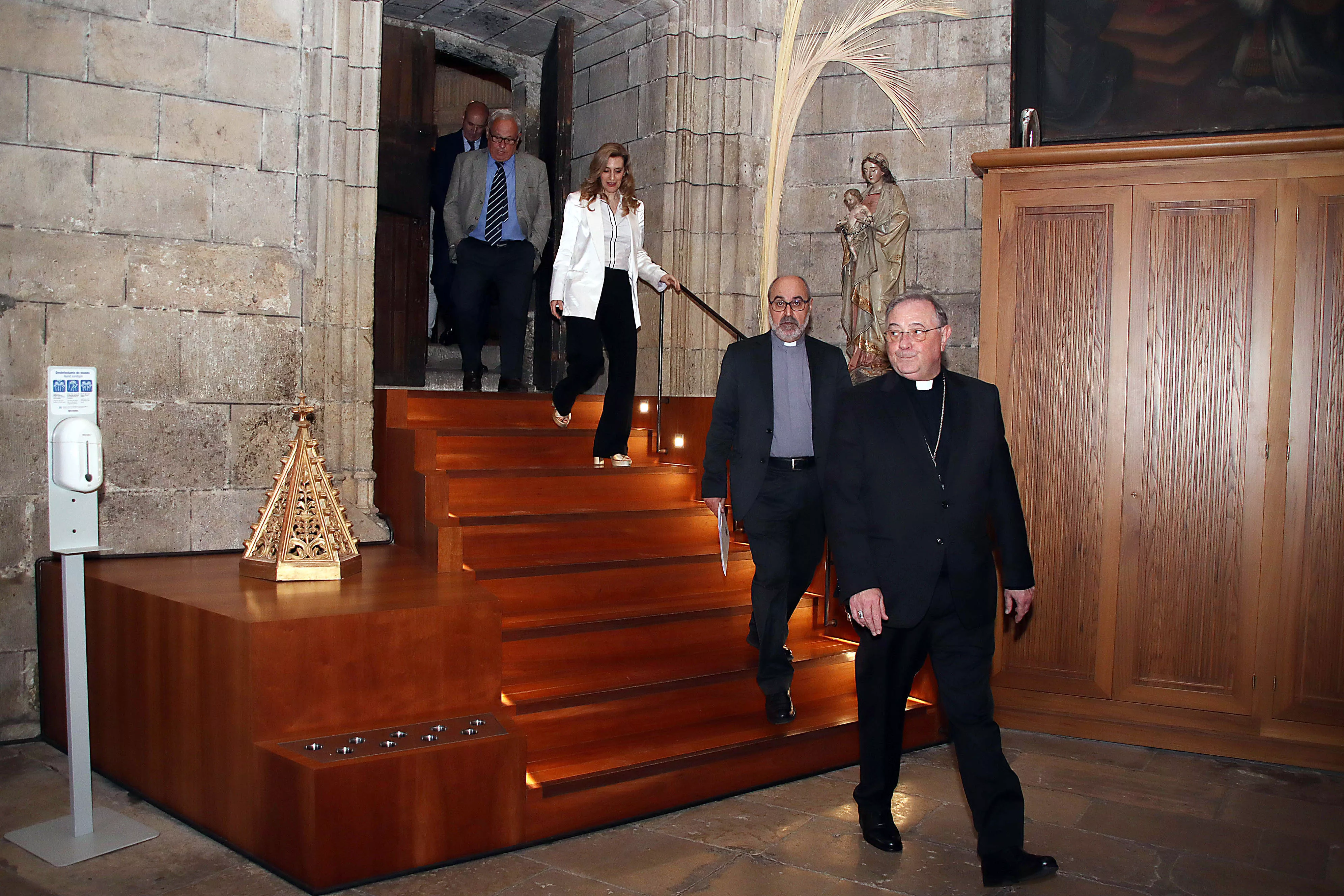 Firma de un protocolo sobre la documentación Catedral León8