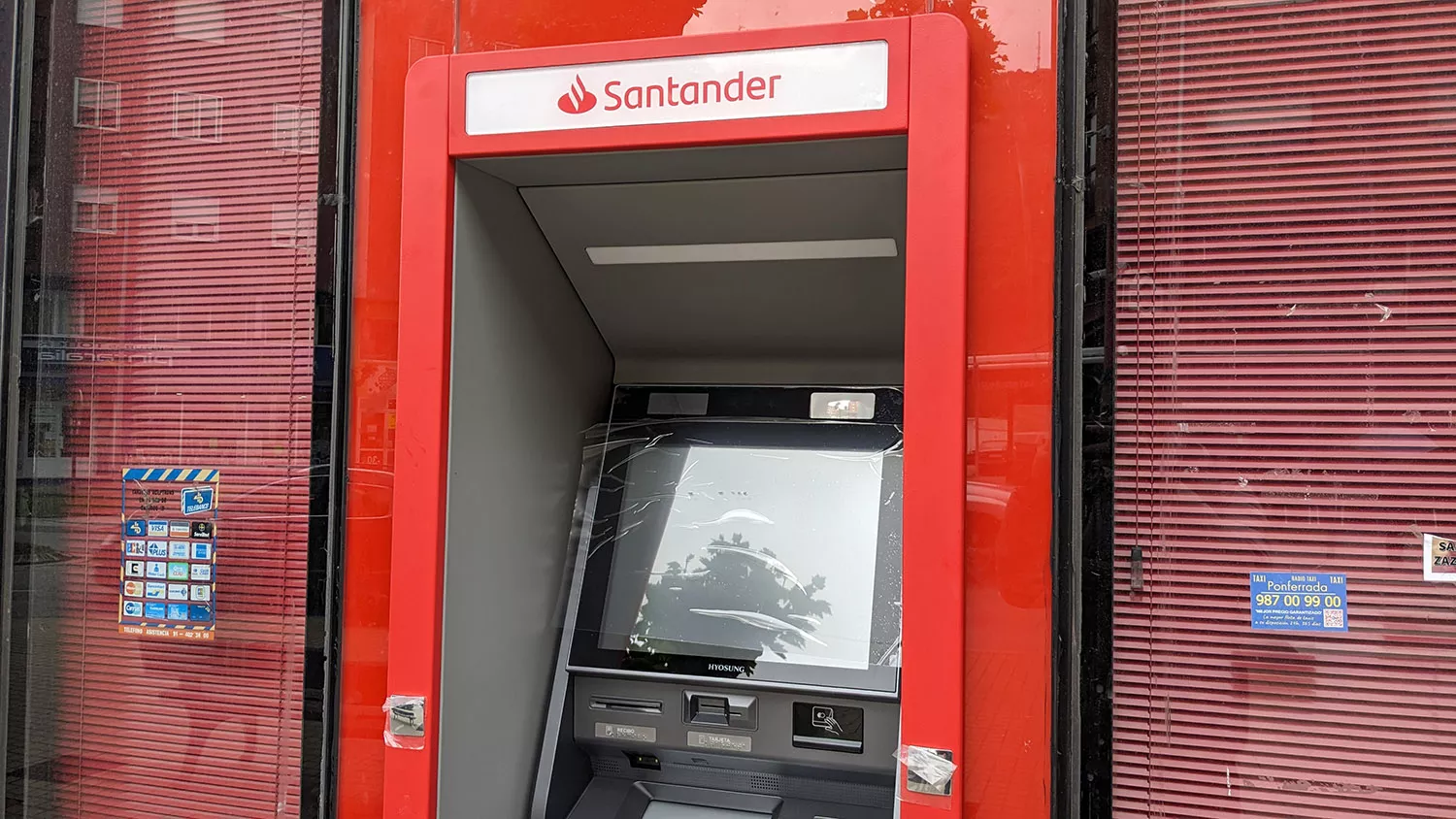 Nuevo cajero instalado este martes en Flores del Sil