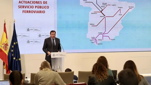 El ministro de Transportes y Movilidad Sostenible, Óscar Puente, informando de actuaciones del sector público ferroviario con incidencia en Castilla y León | Juan Lázaro / ICAL