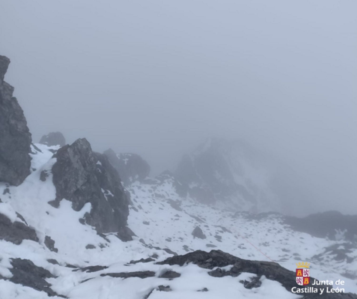 Auxilian a un montañero enriscado en la cima norte de Peña Ubiña