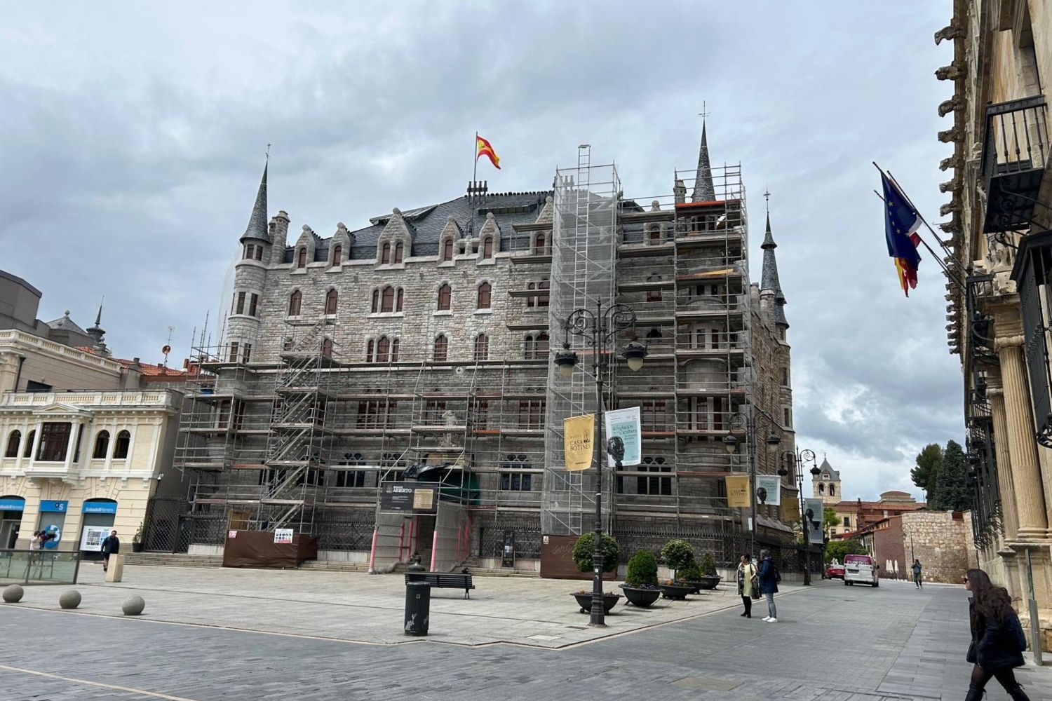 Obras restauración fachada sur casa botines (2)