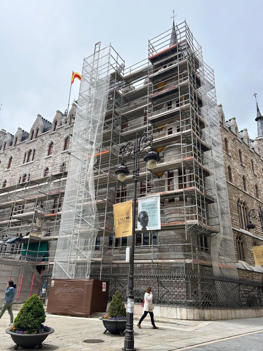 Obras restauración fachada sur casa botines (3)