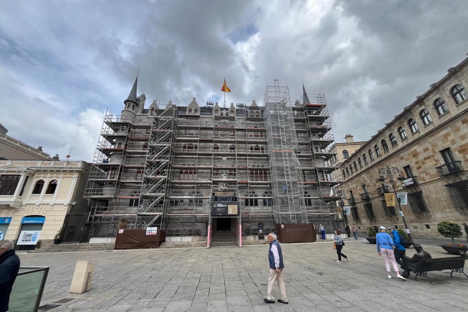 Obras restauración fachada sur casa botines (1)