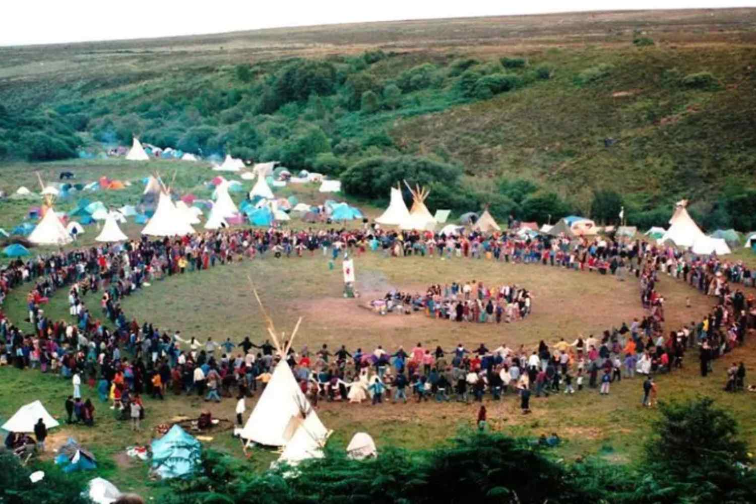 Imagen de un encuentro de la Familia Arcoiris en 1993 en Irlanda | Michael Bee / Rainbow Gatherings