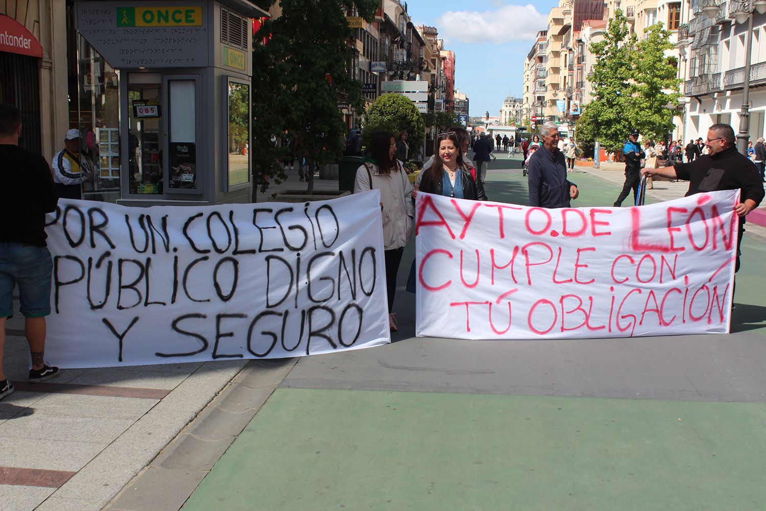 Concentración por el mal estado de los colegios públicos de León