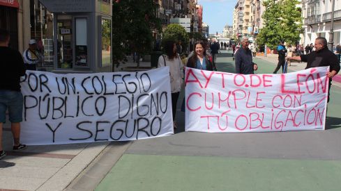 Concentración por el mal estado de los colegios públicos de León