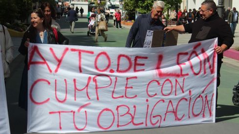 Concentración por el mal estado de los colegios públicos de León