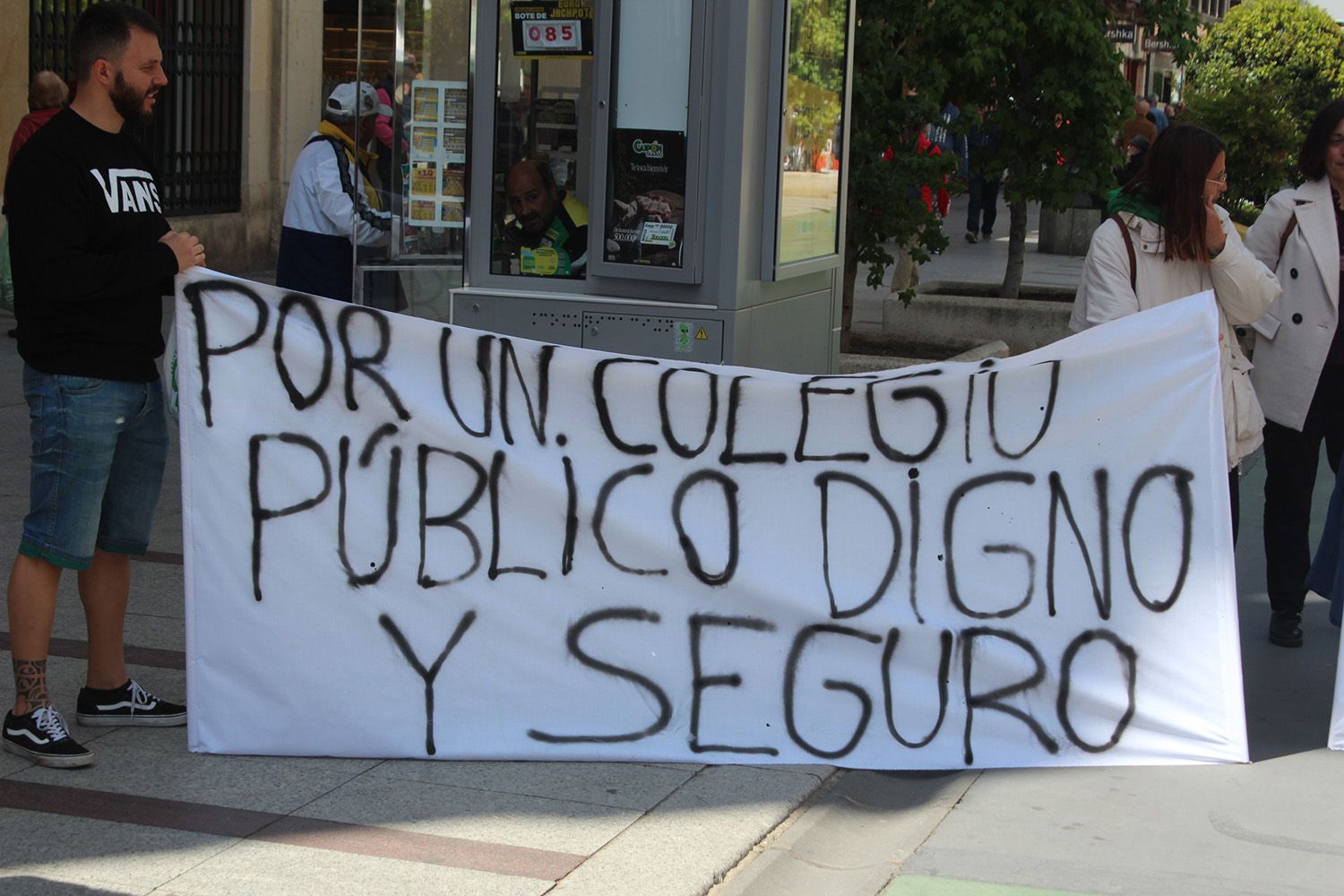 Concentración por el mal estado de los colegios públicos de León