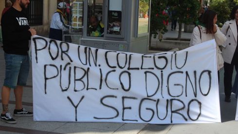 Concentración por el mal estado de los colegios públicos de León