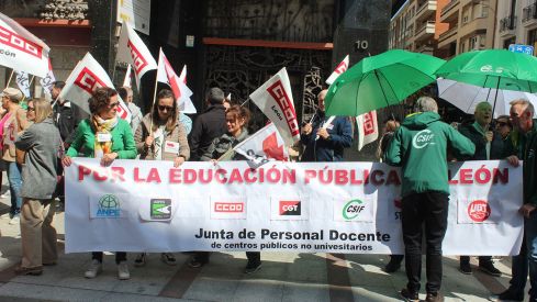 Concentración por el mal estado de los colegios públicos de León